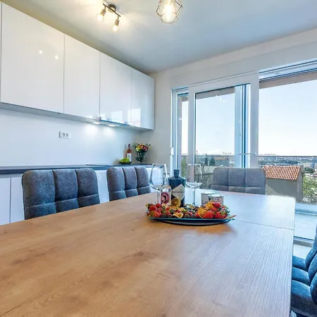 Beautiful In With Kitchen Lägenhet