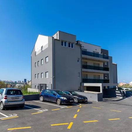 2 Bedroom Stunning In ソリン